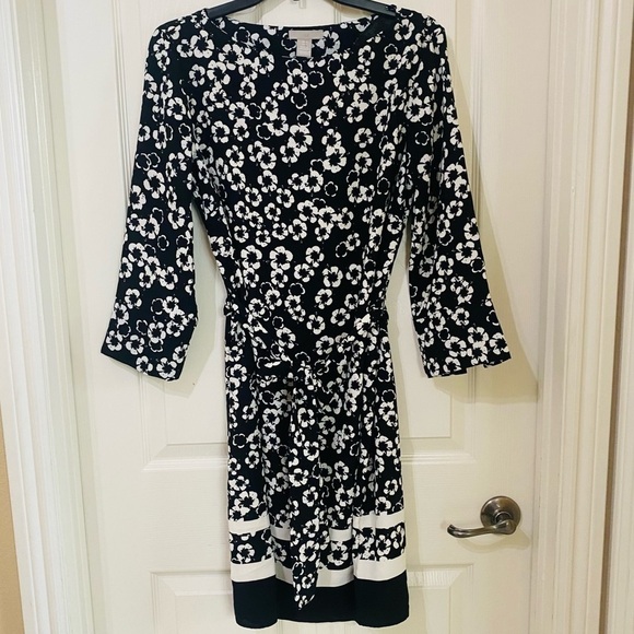 H&M Womens Size 10 Black White Floral Dress Tie Belt 3/4 Sleeve Knee Length - Picture 2 of 10